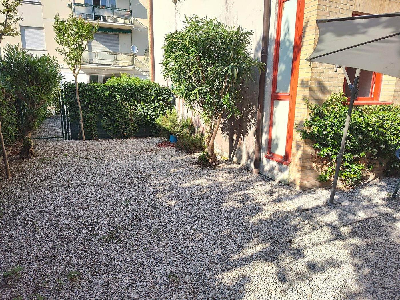Il giardino con la scultura ad anello e le siepi